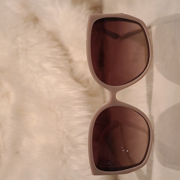 Authentic Burberry Sunglasses - Picture 3 of 11